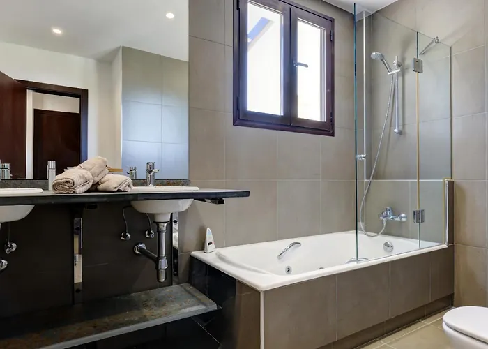 West Family Townhouse Salvador Вилла Эстепона